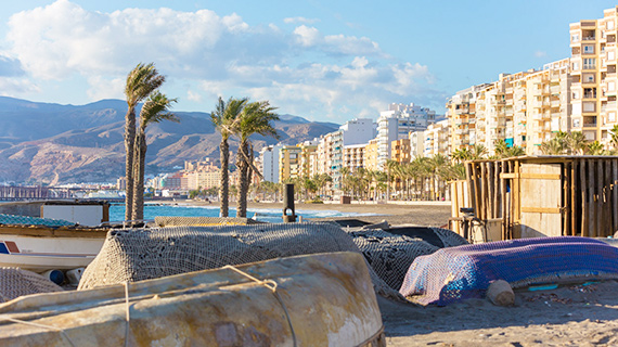Visita el Paseo Marítimo de Almería desde el Camping de Los Escullos en Cabo de Gata