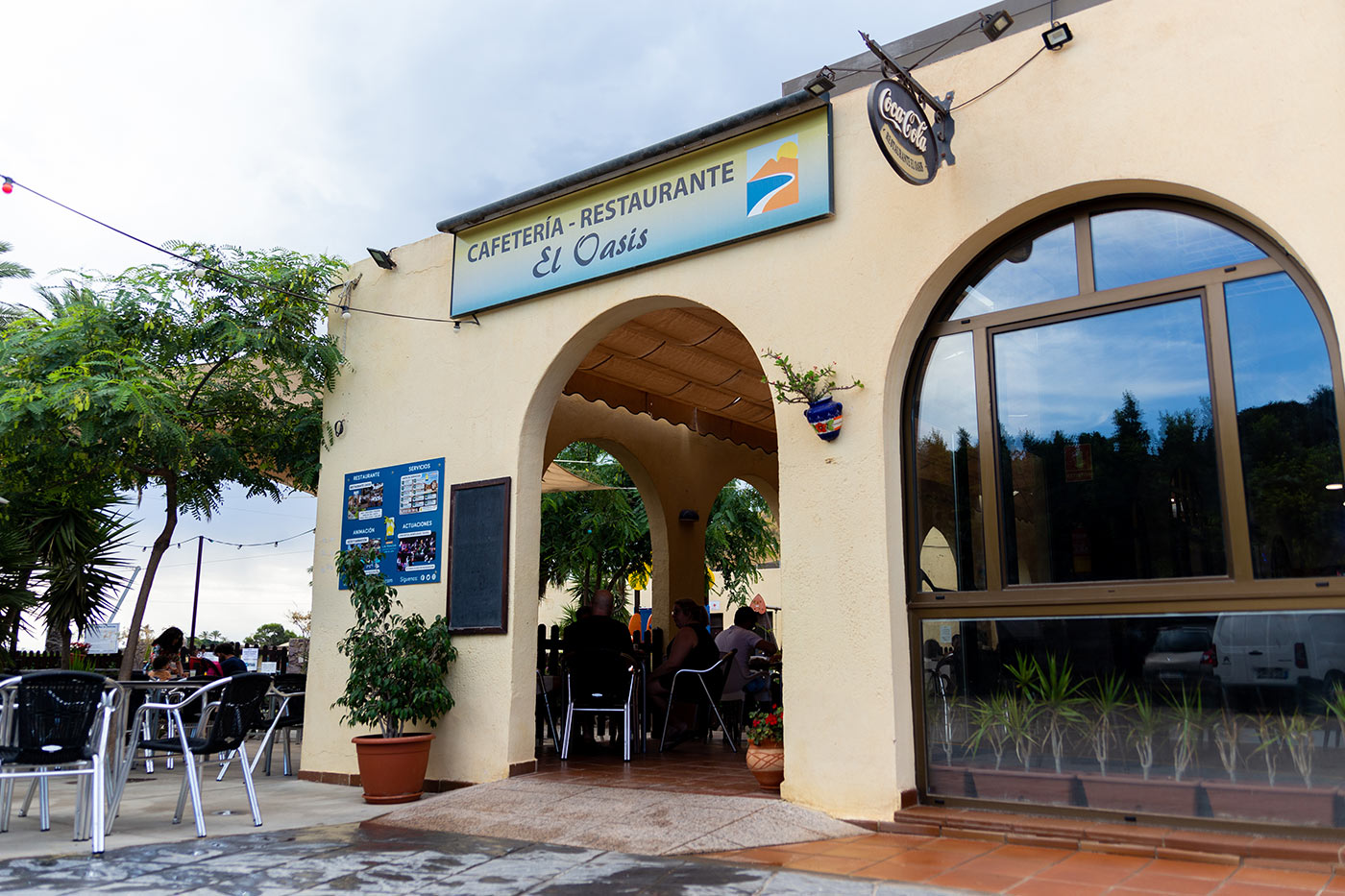 Entrada del restaurante Oasis del camping