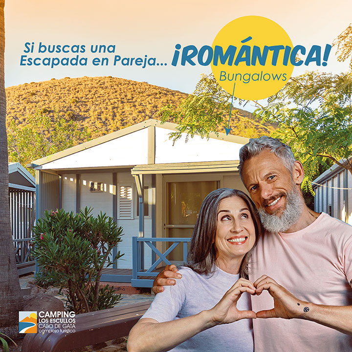 Pareja de mediana edad, mujer y hombre, frente a un bungalow con el texto "Si buscas una escapada en pareja... ¡romántica!