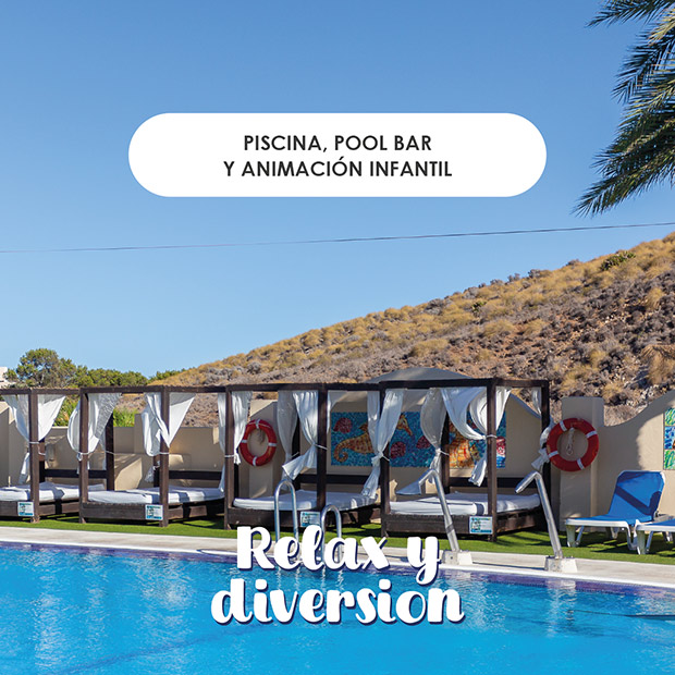 Piscina, pool bar y animación infantil - Relax y diversión Algunas camas balinesas alineadas en un lateral de la piscina, detrás se ve una montaña del Parque Natural de la zona de los Escullos