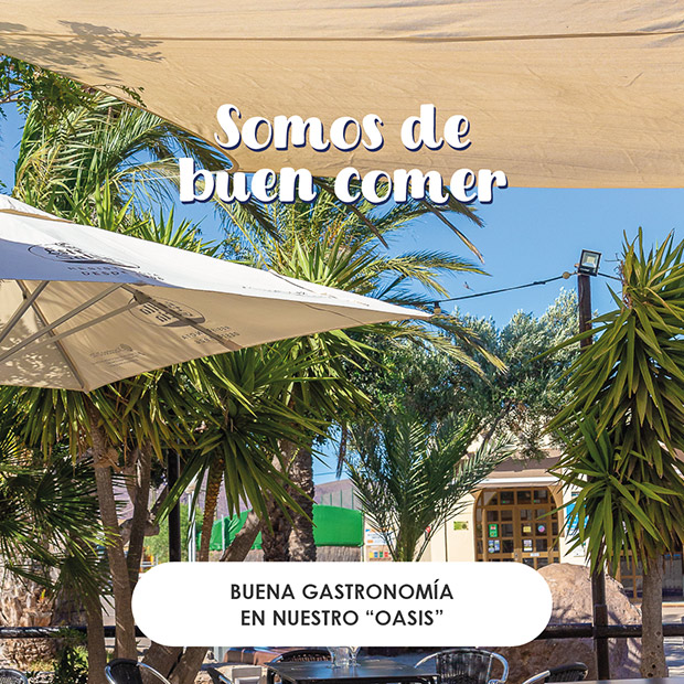 Somos de buen comer Terraza del Restaurante Oasis del camping, con algunas mesas de aluminio y sombrillas abiertas para dar sombra en un día soleado